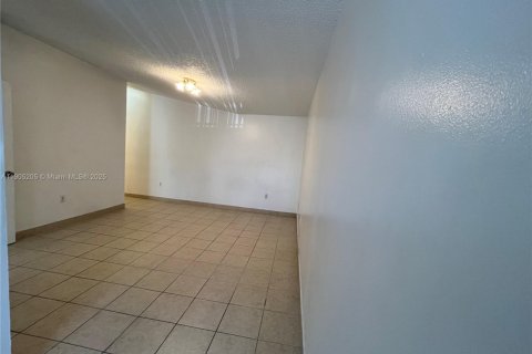 Снять в аренду таунхаус в Майами, Флорида 2 спальни, 81.75м2, № 1955834 - фото 13