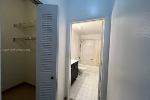 Снять в аренду таунхаус в Майами, Флорида 2 спальни, 81.75м2, № 1955834 - фото 15