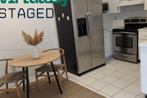 Снять в аренду таунхаус в Майами, Флорида 2 спальни, 81.75м2, № 1955834 - фото 3