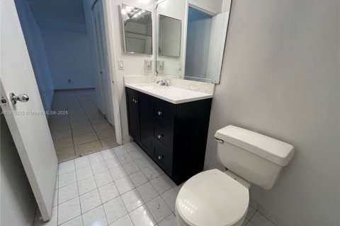 Снять в аренду таунхаус в Майами, Флорида 2 спальни, 81.75м2, № 1955834 - фото 17