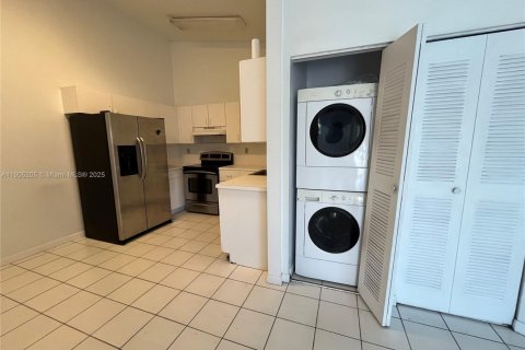 Снять в аренду таунхаус в Майами, Флорида 2 спальни, 81.75м2, № 1955834 - фото 10