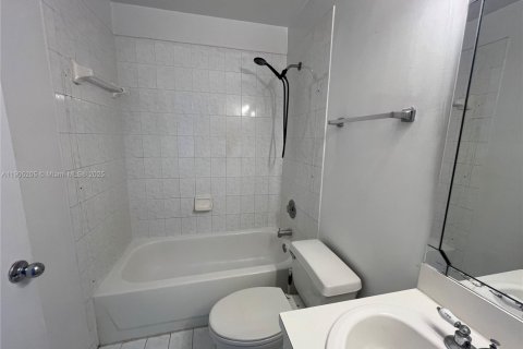 Снять в аренду таунхаус в Майами, Флорида 2 спальни, 81.75м2, № 1955834 - фото 5