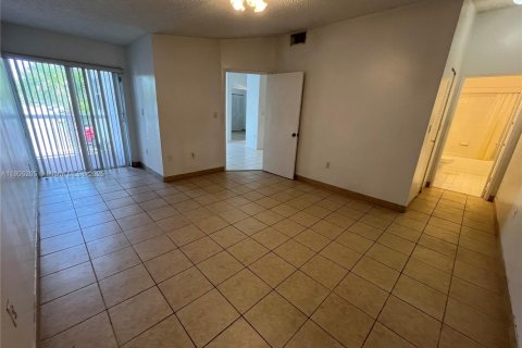 Снять в аренду таунхаус в Майами, Флорида 2 спальни, 81.75м2, № 1955834 - фото 6