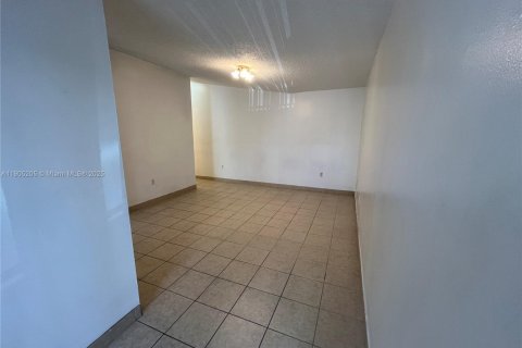 Снять в аренду таунхаус в Майами, Флорида 2 спальни, 81.75м2, № 1955834 - фото 14