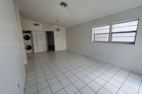 Снять в аренду таунхаус в Майами, Флорида 2 спальни, 81.75м2, № 1955834 - фото 9