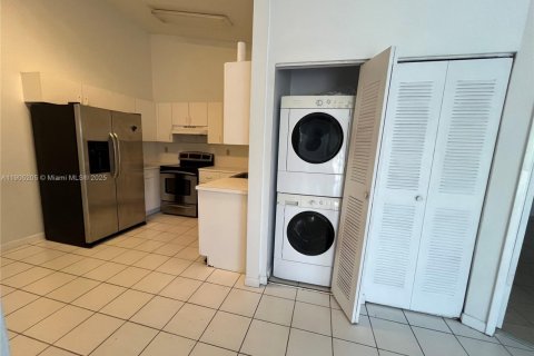 Снять в аренду таунхаус в Майами, Флорида 2 спальни, 81.75м2, № 1955834 - фото 11