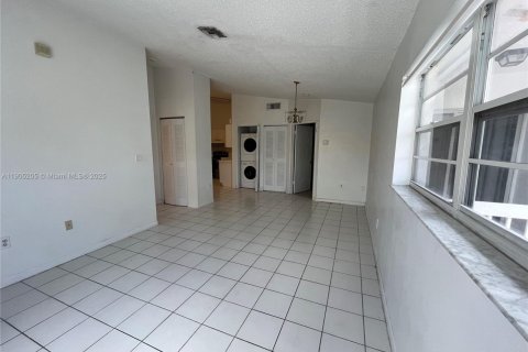 Снять в аренду таунхаус в Майами, Флорида 2 спальни, 81.75м2, № 1955834 - фото 8