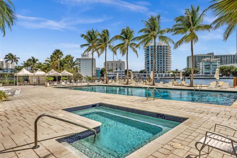 Condominio en alquiler en Miami Beach, Florida, 55 m2 № 1992797 - foto 16