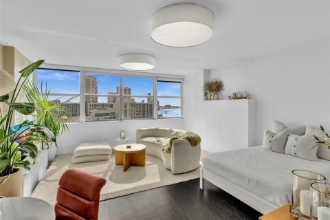 Condominio en alquiler en Miami Beach, Florida, 55 m2 № 1992797 - foto 2