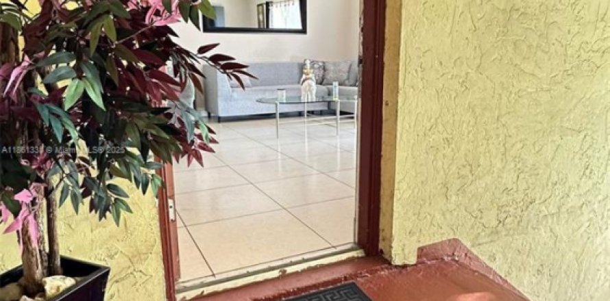 Condo in Hialeah, Florida, 2 bedrooms № 1892243