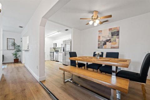 Casa en alquiler en Miami, Florida, 3 dormitorios, 205.41 m2 № 2012231 - foto 10