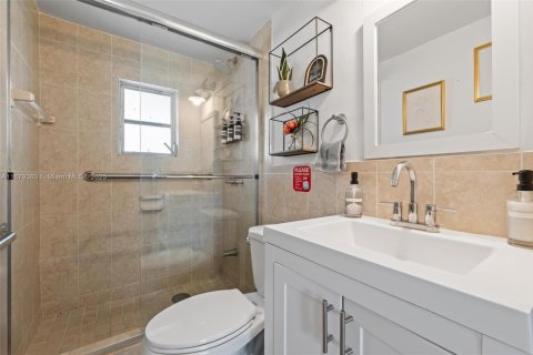 Casa en alquiler en Miami, Florida, 3 dormitorios, 205.41 m2 № 2012231 - foto 17