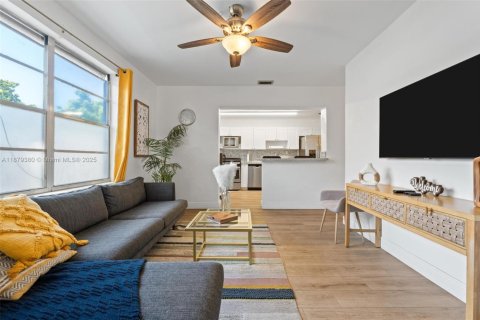 Casa en alquiler en Miami, Florida, 3 dormitorios, 205.41 m2 № 2012231 - foto 2