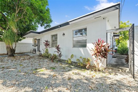 Casa en alquiler en Miami, Florida, 3 dormitorios, 205.41 m2 № 2012231 - foto 22