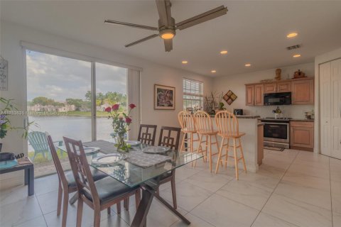 Townhouse in Miramar, Florida 4 bedrooms, 168.62 sq.m. № 1867432 - photo 18