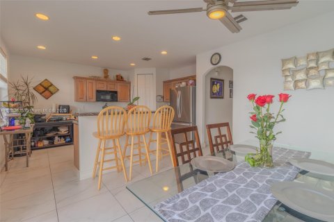 Townhouse in Miramar, Florida 4 bedrooms, 168.62 sq.m. № 1867432 - photo 12