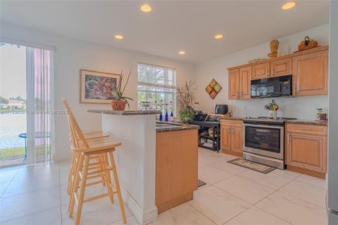 Townhouse in Miramar, Florida 4 bedrooms, 168.62 sq.m. № 1867432 - photo 13