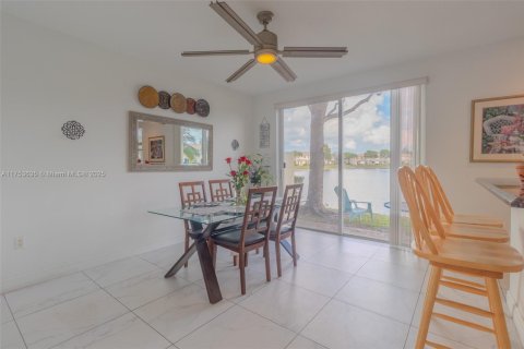 Townhouse in Miramar, Florida 4 bedrooms, 168.62 sq.m. № 1867432 - photo 16