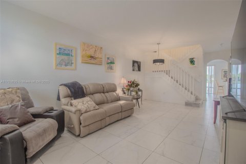 Townhouse in Miramar, Florida 4 bedrooms, 168.62 sq.m. № 1867432 - photo 8