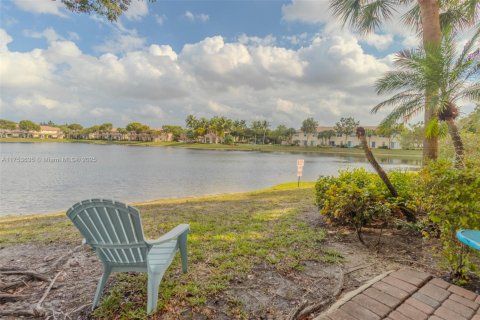 Townhouse in Miramar, Florida 4 bedrooms, 168.62 sq.m. № 1867432 - photo 20