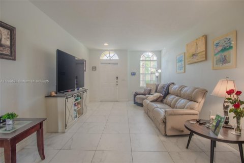 Townhouse in Miramar, Florida 4 bedrooms, 168.62 sq.m. № 1867432 - photo 9