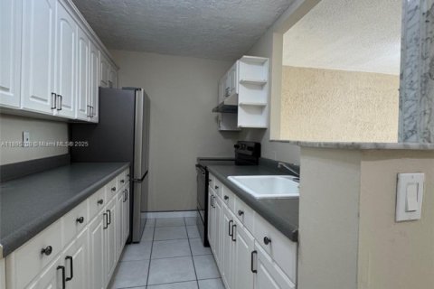 Copropriété à louer à Miami, Floride: 2 chambres, 83.61 m2 № 1948973 - photo 2