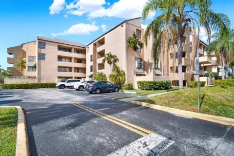 Copropriété à louer à Miami, Floride: 2 chambres, 83.61 m2 № 1948973 - photo 1