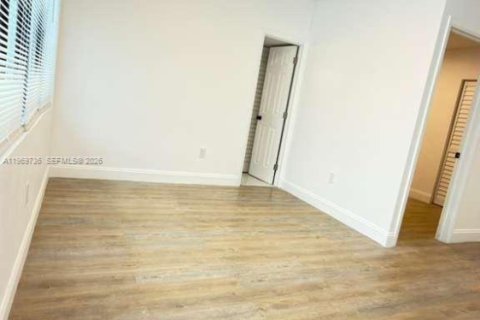 Condominio en alquiler en Miami Beach, Florida, 1 dormitorio, 364.55 m2 № 2030571 - foto 3