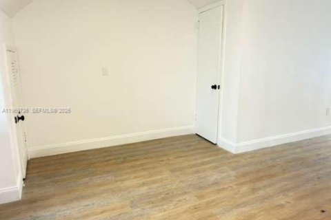 Condominio en alquiler en Miami Beach, Florida, 1 dormitorio, 364.55 m2 № 2030571 - foto 11