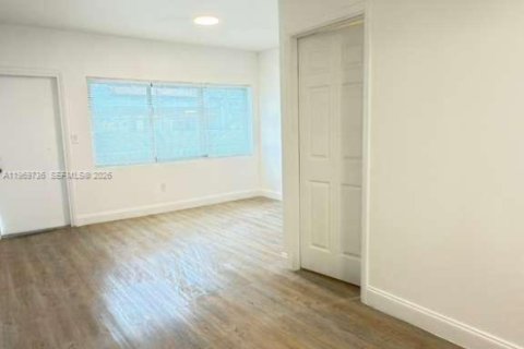 Condominio en alquiler en Miami Beach, Florida, 1 dormitorio, 364.55 m2 № 2030571 - foto 16