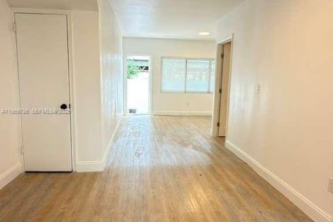 Condominio en alquiler en Miami Beach, Florida, 1 dormitorio, 364.55 m2 № 2030571 - foto 14