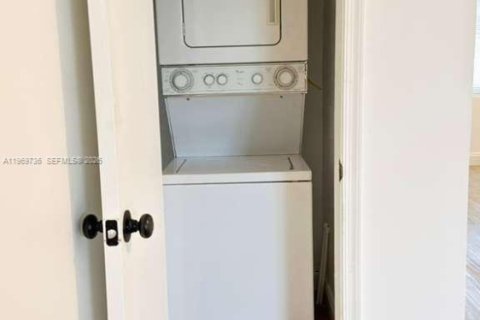 Condominio en alquiler en Miami Beach, Florida, 1 dormitorio, 364.55 m2 № 2030571 - foto 22