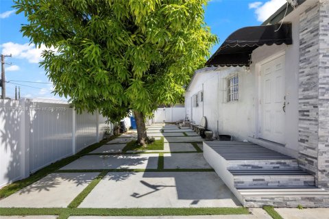 House in Miami, Florida 4 bedrooms, 206.06 sq.m. № 1808969 - photo 6