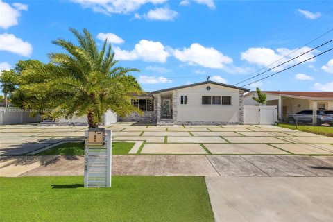 House in Miami, Florida 4 bedrooms, 206.06 sq.m. № 1808969 - photo 1