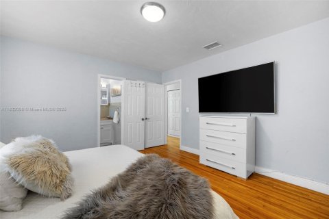 House in Miami, Florida 4 bedrooms, 206.06 sq.m. № 1808969 - photo 22