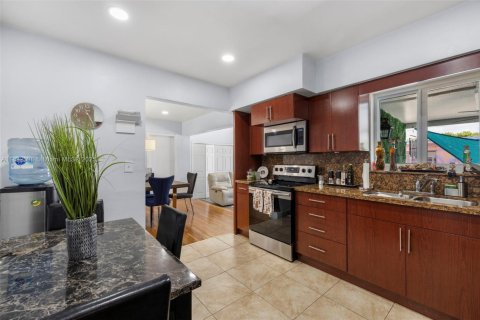 House in Miami, Florida 4 bedrooms, 206.06 sq.m. № 1808969 - photo 17