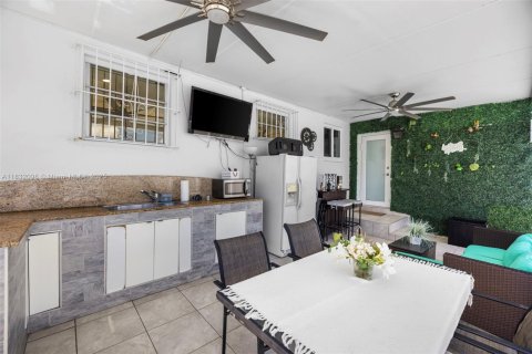 House in Miami, Florida 4 bedrooms, 206.06 sq.m. № 1808969 - photo 25