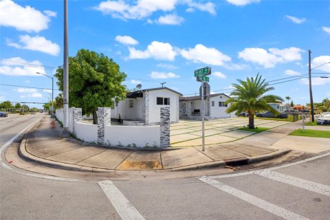 House in Miami, Florida 4 bedrooms, 206.06 sq.m. № 1808969 - photo 4