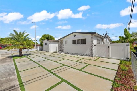 House in Miami, Florida 4 bedrooms, 206.06 sq.m. № 1808969 - photo 2