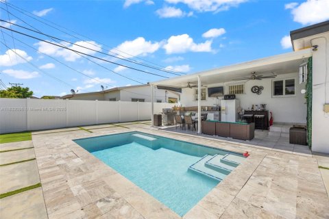 House in Miami, Florida 4 bedrooms, 206.06 sq.m. № 1808969 - photo 30