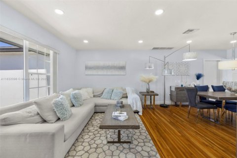 House in Miami, Florida 4 bedrooms, 206.06 sq.m. № 1808969 - photo 9