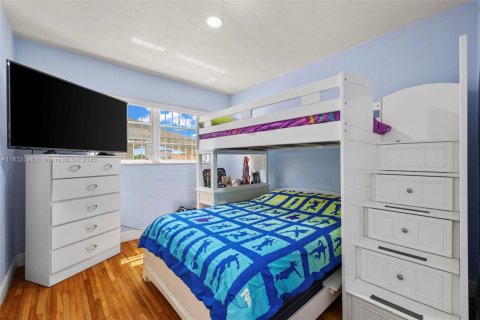 House in Miami, Florida 4 bedrooms, 206.06 sq.m. № 1808969 - photo 20