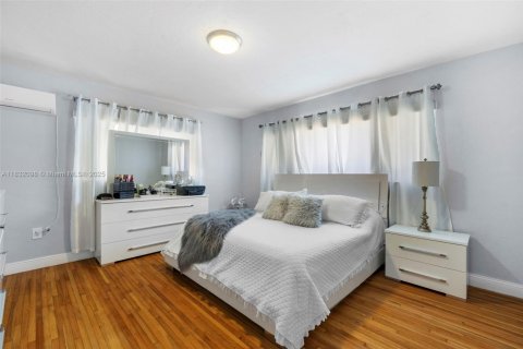 House in Miami, Florida 4 bedrooms, 206.06 sq.m. № 1808969 - photo 21
