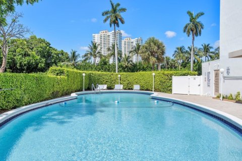 Condo in Hallandale Beach, Florida, 1 bedroom  № 1221213 - photo 1