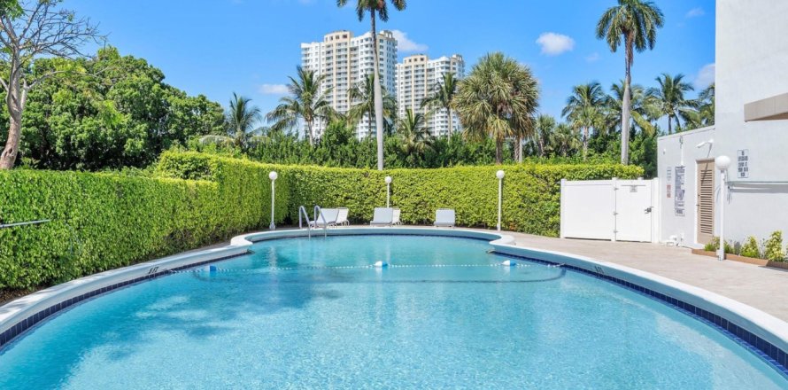 Condo in Hallandale Beach, Florida, 1 bedroom  № 1221213