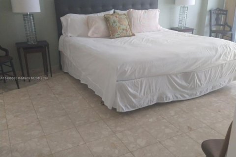 Copropriété à louer à Surfside, Floride: 2 chambres, 118.64 m2 № 1946519 - photo 10