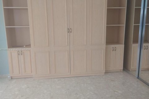 Copropriété à louer à Surfside, Floride: 2 chambres, 118.64 m2 № 1946519 - photo 17