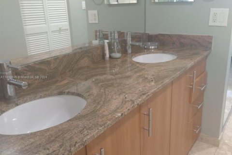 Copropriété à louer à Surfside, Floride: 2 chambres, 118.64 m2 № 1946519 - photo 11