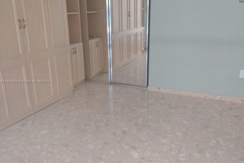 Copropriété à louer à Surfside, Floride: 2 chambres, 118.64 m2 № 1946519 - photo 16