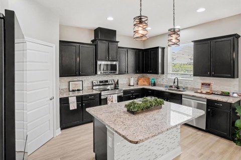 House in Winter Garden, Florida 4 bedrooms, 263.84 sq.m. № 2231636 - photo 11